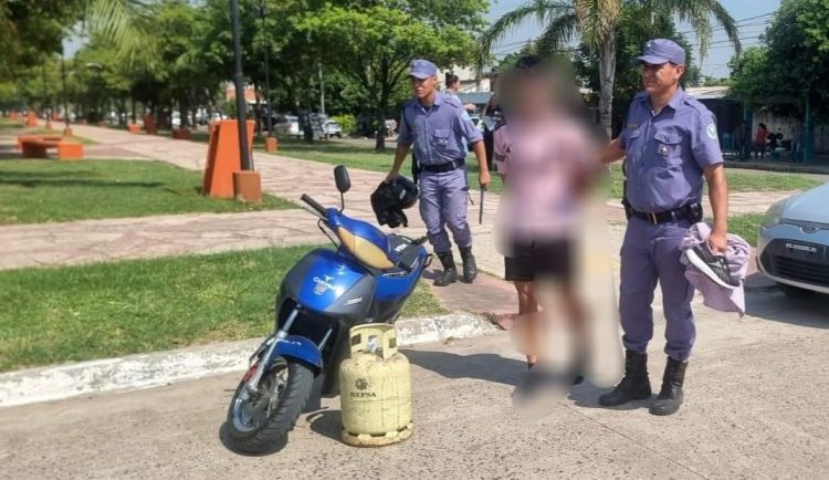 Estacionó al costado de la camioneta de Gildo, puso los dedos en forma de un arma, fue detenido por los custodios