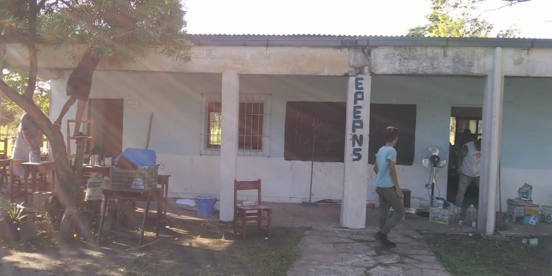 Padres acondicionan un colegio para iniciar el ciclo lectivo