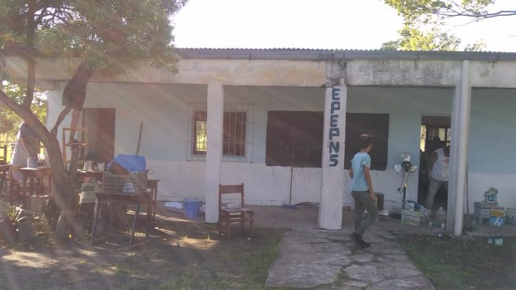 Padres acondicionan un colegio para iniciar el ciclo lectivo