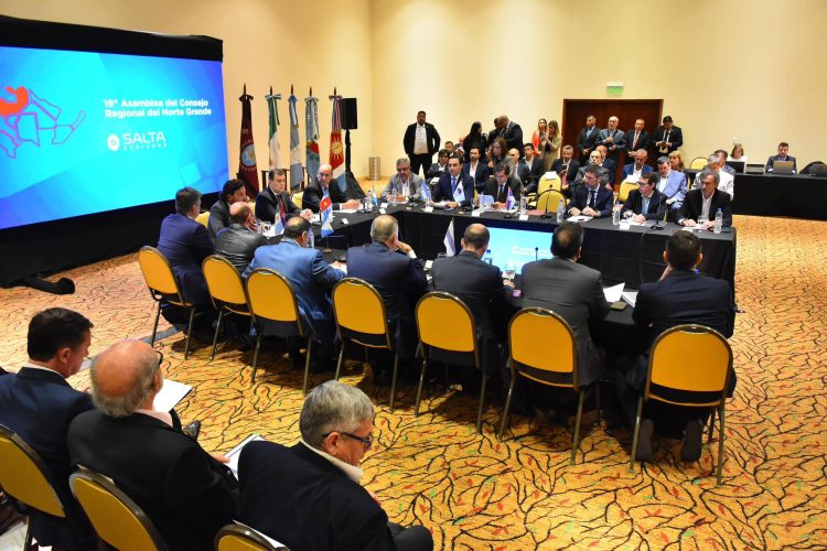 Insfrán asistió a reunión «multipartidaria» de gobernadores del Norte Grande con funcionarios de Milei