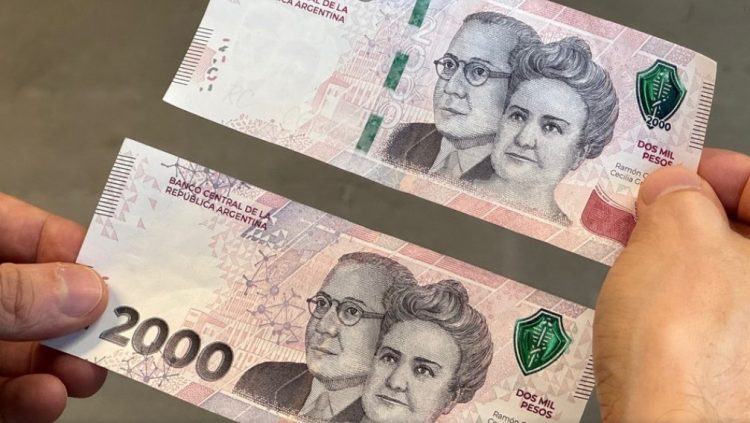 Billetes de $2000: ¿son falsos si no tienen la banda verde?