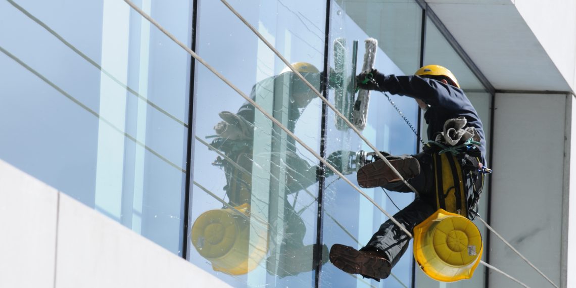 ¿Qué medidas de seguridad adicionales se toman durante la limpieza de vidrios en altura?