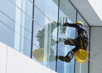 ¿Qué medidas de seguridad adicionales se toman durante la limpieza de vidrios en altura?