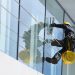 ¿Qué medidas de seguridad adicionales se toman durante la limpieza de vidrios en altura?