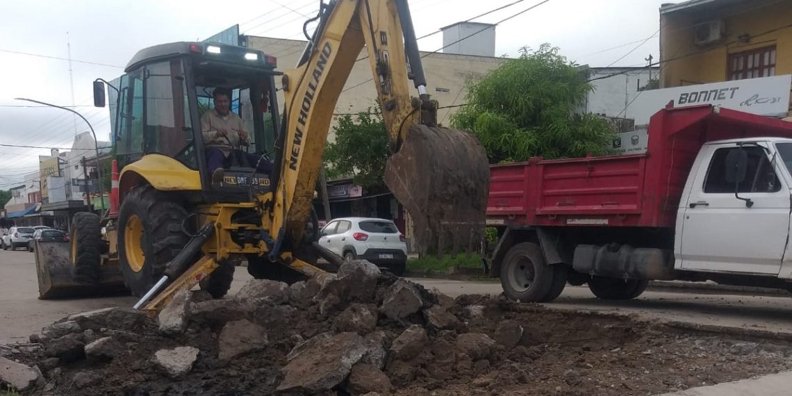 La comuna intervino un bache ubicado en una transitada intersección de avenidas