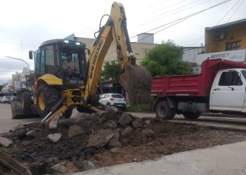 La comuna intervino un bache ubicado en una transitada intersección de avenidas