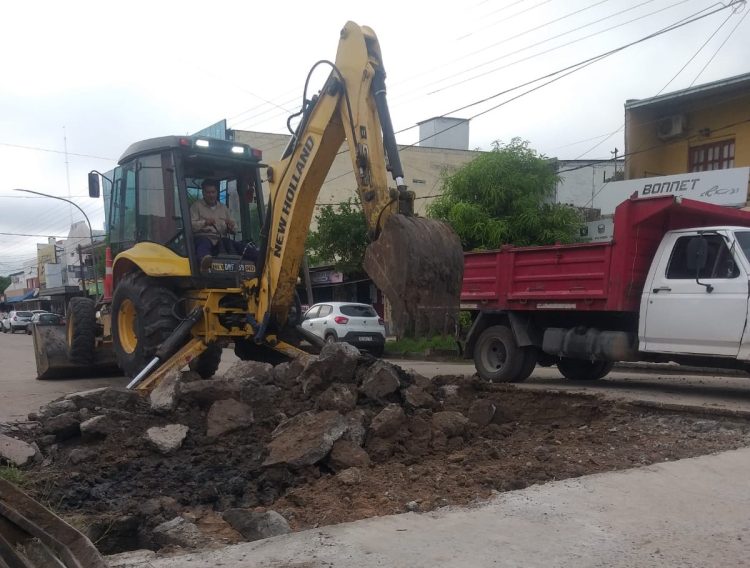 La comuna intervino un bache ubicado en una transitada intersección de avenidas