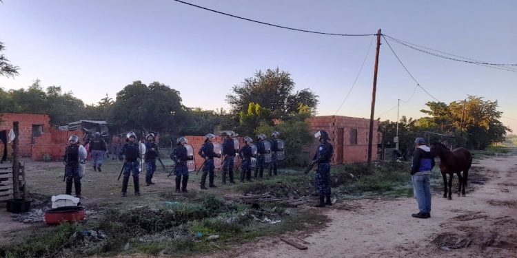 Con seis allanamientos simultáneos, marihuana y cocaína secuestrada y tres detenidos, desarticulan banda narco