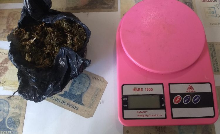 Hacía delivery de marihuana por la ciudad y fue detenido