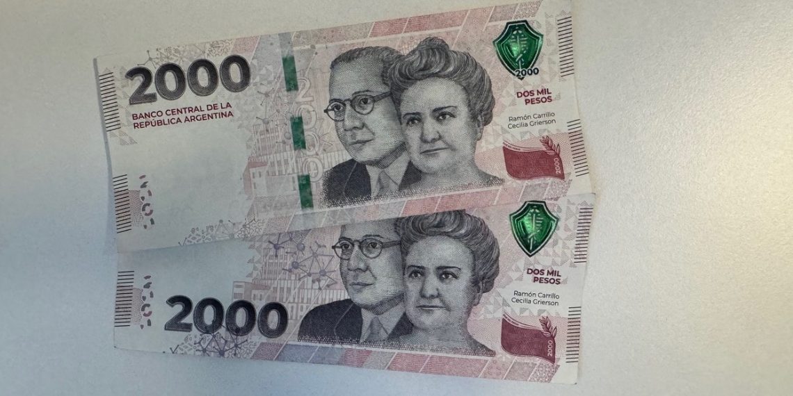 Billetes de $2000: ¿son falsos si no tienen la banda verde?