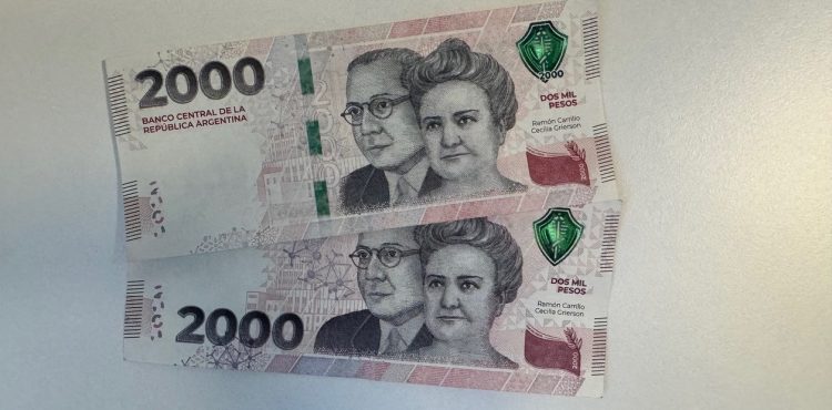 Billetes de $2000: ¿son falsos si no tienen la banda verde?