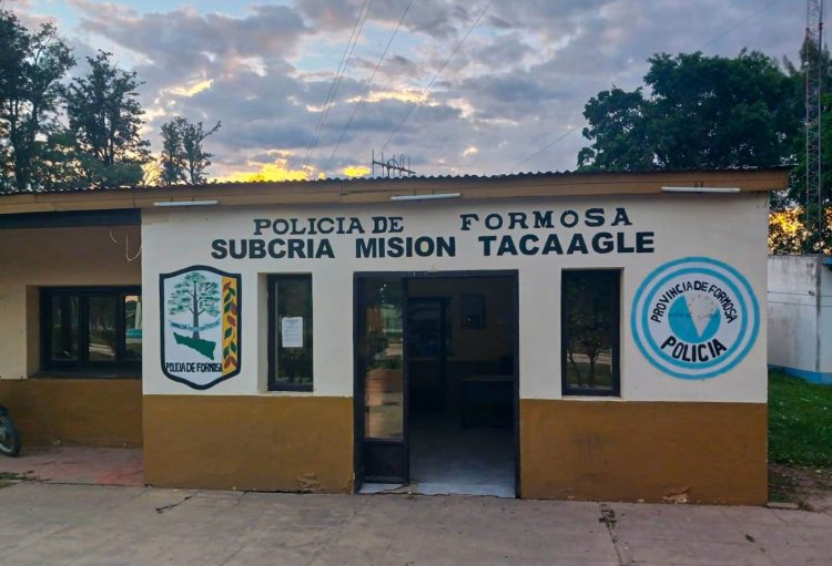 Furia pasional: Una mujer se enojó con su pareja, le destrozó la moto y lo acuchilló, quedó detenida