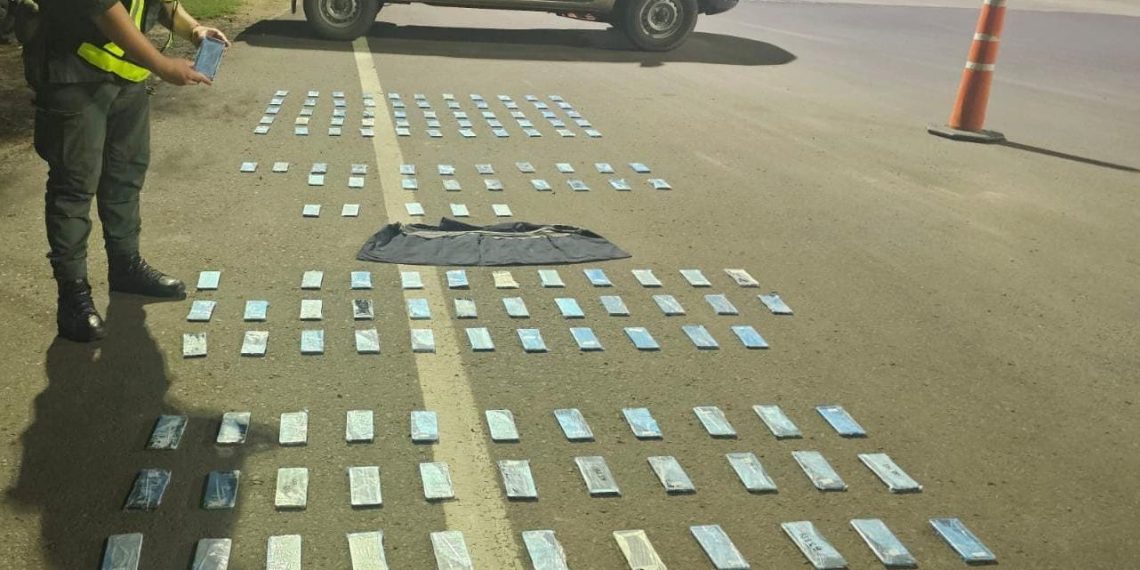 GENDARMERÍA SECUESTRÓ 140 CELULARES QUE UNA PAREJA LLEVABA ADOSADOS EN SUS CUERPOS