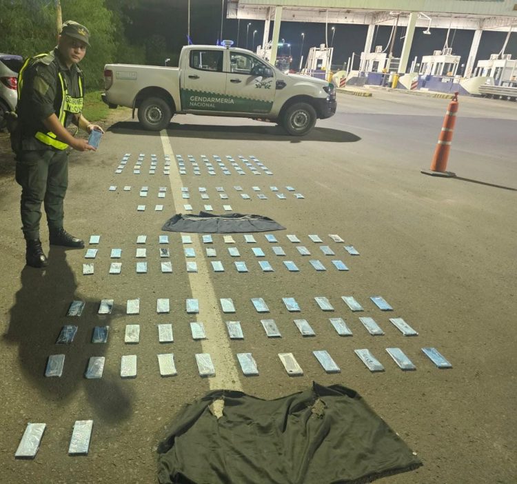 GENDARMERÍA SECUESTRÓ 140 CELULARES QUE UNA PAREJA LLEVABA ADOSADOS EN SUS CUERPOS