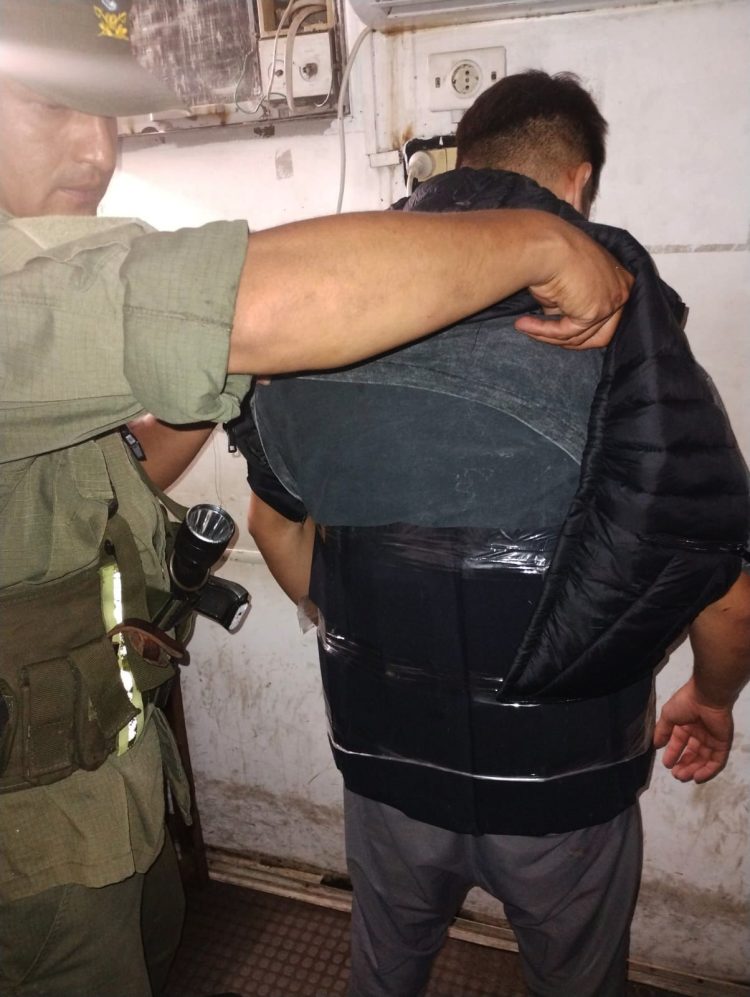 GENDARMERÍA SECUESTRÓ 140 CELULARES QUE UNA PAREJA LLEVABA ADOSADOS EN SUS CUERPOS