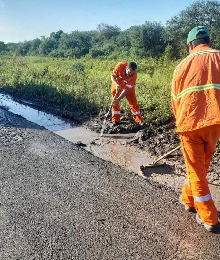 Con maquinarias y personal propio, Vialidad Nacional salió a reparar baches