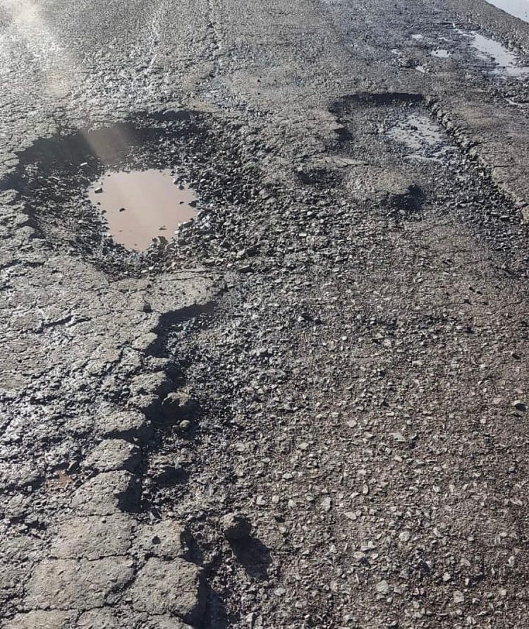 Con maquinarias y personal propio, Vialidad Nacional salió a reparar baches