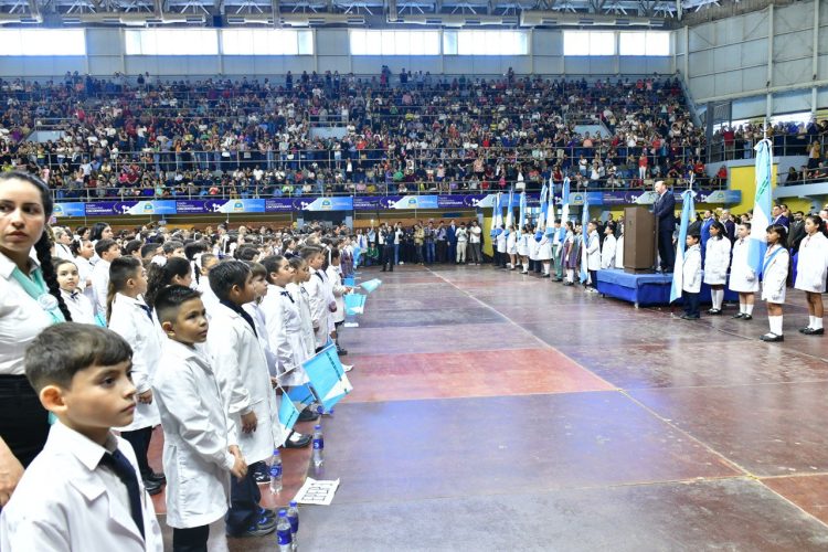 Más de tres mil alumnos de 4° grado juraron fidelidad a la bandera provincial