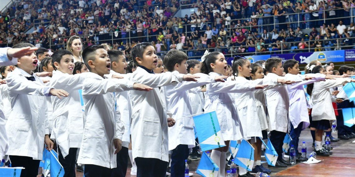 Más de tres mil alumnos de 4° grado juraron fidelidad a la bandera provincial