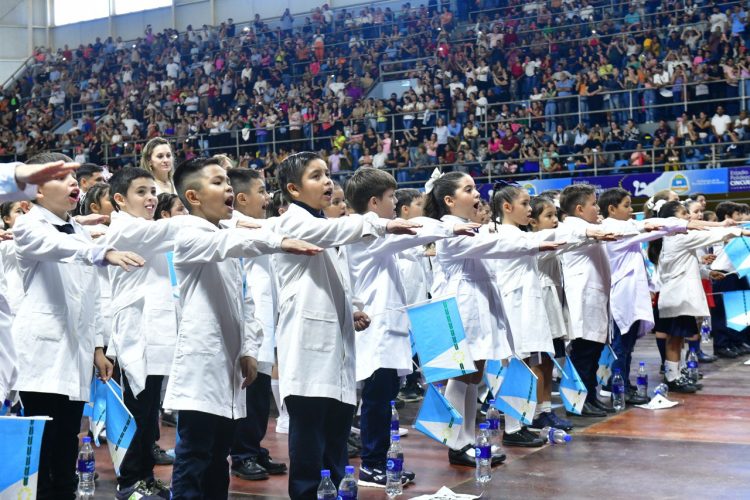 Más de tres mil alumnos de 4° grado juraron fidelidad a la bandera provincial