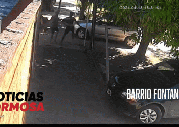 Un policía de civil se trenzó con un delincuente para evitar el robo de una garrafa (video)