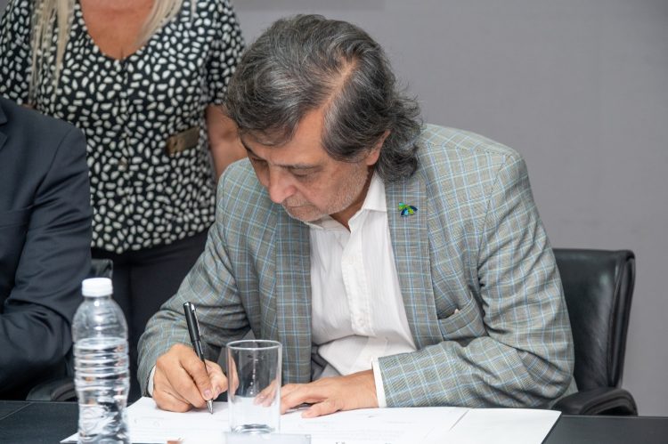 Firman convenio para otorgar créditos con tasa subsidiada destinados a energía renovables, mujeres y cadenas de valor