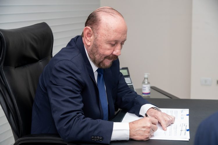 Firman convenio para otorgar créditos con tasa subsidiada destinados a energía renovables, mujeres y cadenas de valor