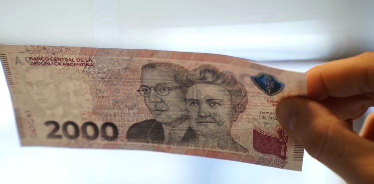 Billetes de $2000: ¿son falsos si no tienen la banda verde?