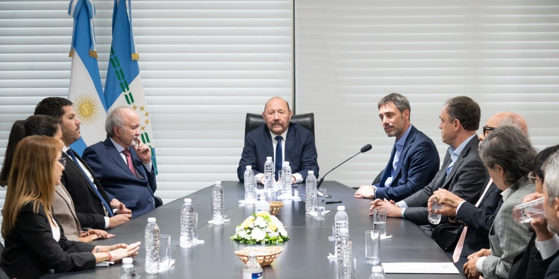 Firman convenio para otorgar créditos con tasa subsidiada destinados a energía renovables, mujeres y cadenas de valor