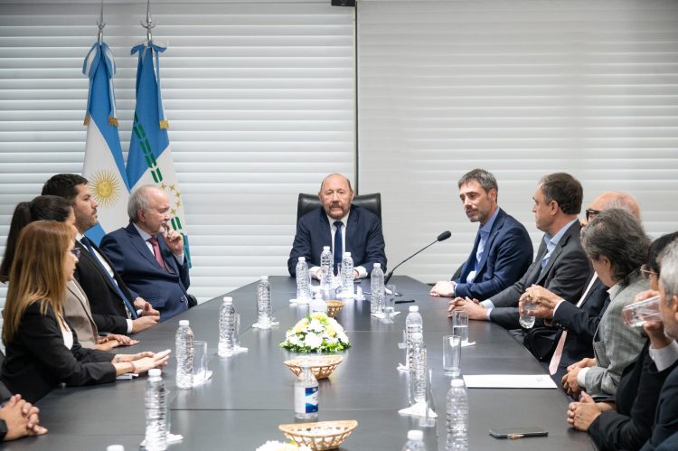 Firman convenio para otorgar créditos con tasa subsidiada destinados a energía renovables, mujeres y cadenas de valor