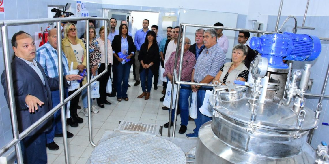 Legisladores del PJ visitaron la planta de Laformed, que avanza en la expansión de su producción