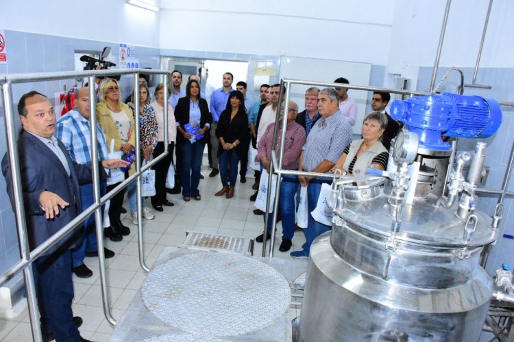 Legisladores del PJ visitaron la planta de Laformed, que avanza en la expansión de su producción