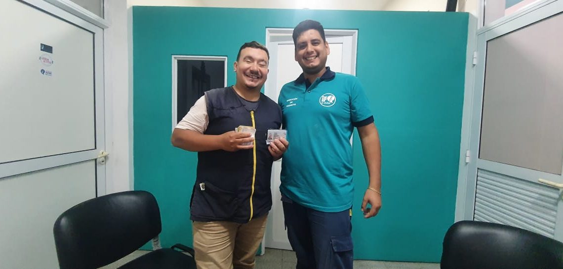 A motomandado se le voló plata y empleados municipales «la juntaron» y devolvieron