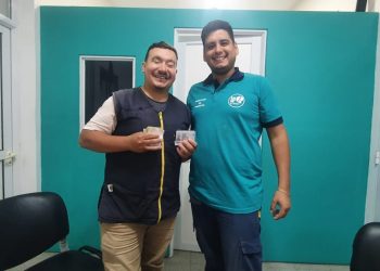 A motomandado se le voló plata y empleados municipales «la juntaron» y devolvieron