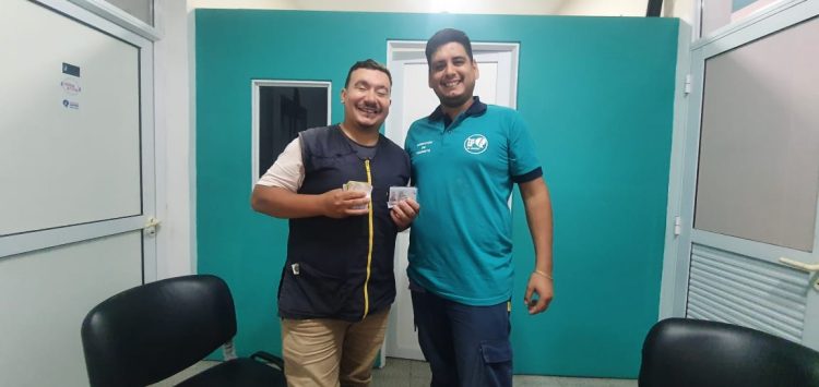 A motomandado se le voló plata y empleados municipales «la juntaron» y devolvieron