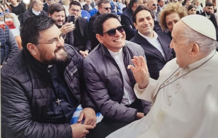 El cura párroco de Las Lomitas, con el Papa Francisco