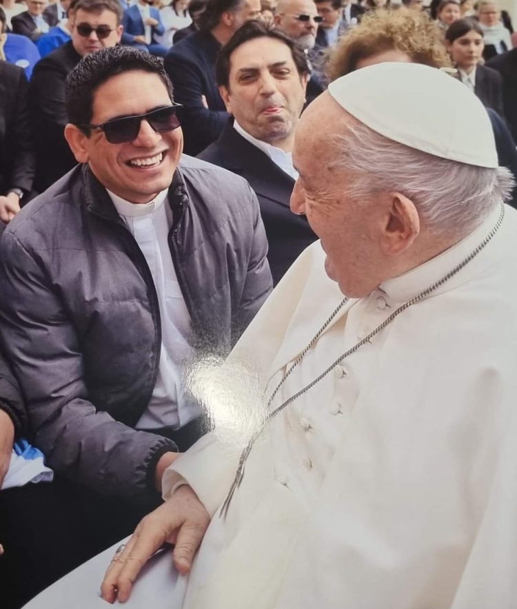 El cura párroco de Las Lomitas, con el Papa Francisco