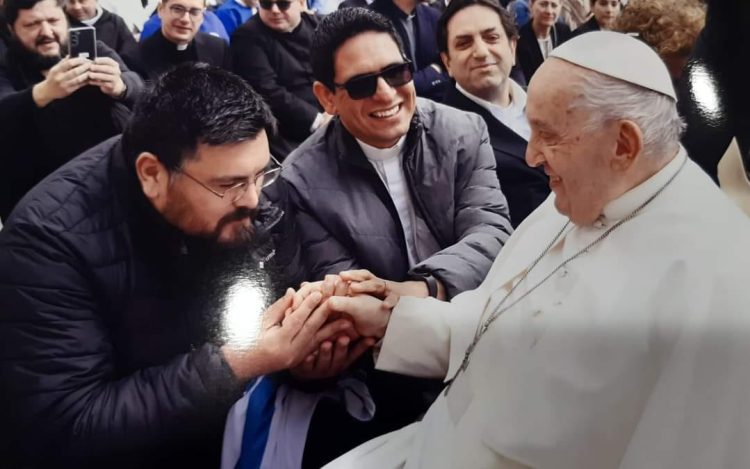 El cura párroco de Las Lomitas, con el Papa Francisco