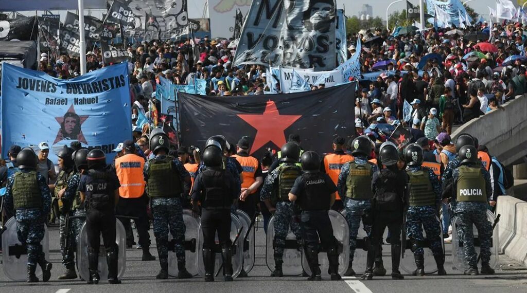 El «humor social» del argentino en tiempos de crisis: hay un giro a favor de la gestión del gobierno