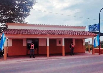 Detenido por insultar, arrojar escombros y amenazar con un cuchillo a policías