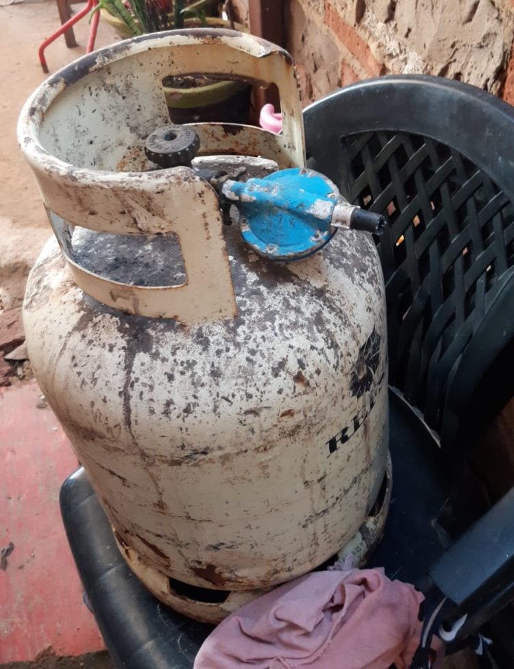 Un policía de civil se trenzó con un delincuente para evitar el robo de una garrafa (video)