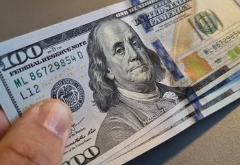 Una mujer se hizo pasar por familiar y logró sustraerle 10 mil dólares a una anciana del barrio Don Bosco