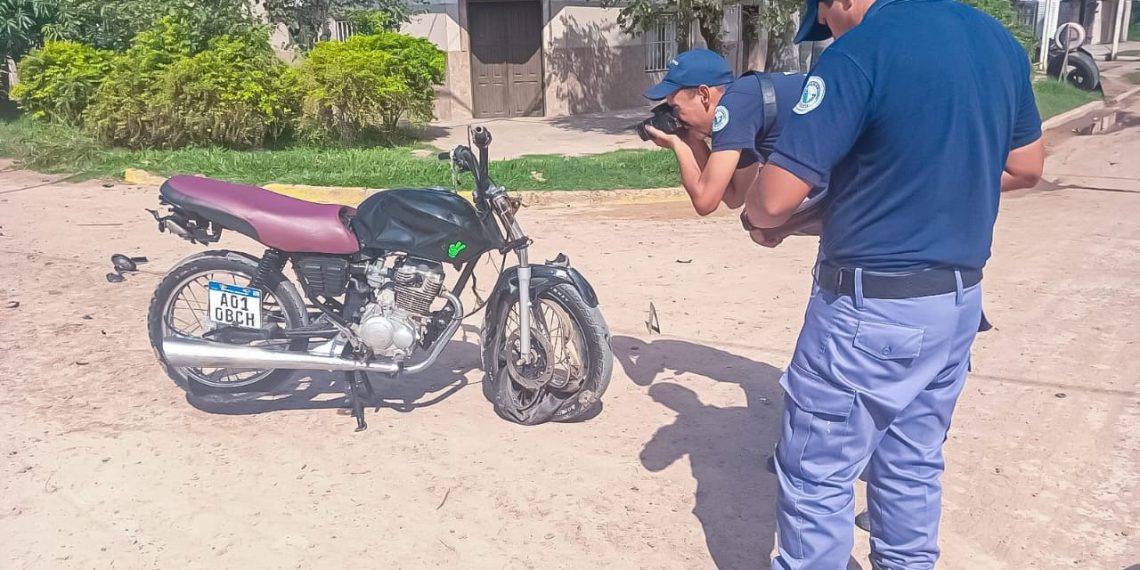 Un adolescente falleció tras chocar con su moto a un camión en un cruce de calles
