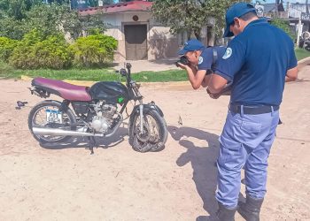 Un adolescente falleció tras chocar con su moto a un camión en un cruce de calles