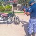 Un adolescente falleció tras chocar con su moto a un camión en un cruce de calles