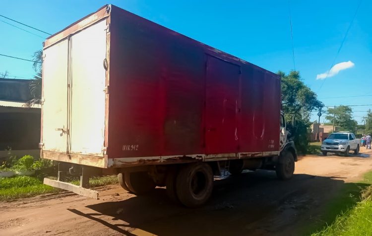 Un adolescente falleció tras chocar con su moto a un camión en un cruce de calles