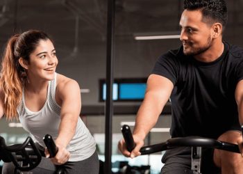 Los 5 hábitos no saludables que hay que abandonar después de los 50 años para vivir más