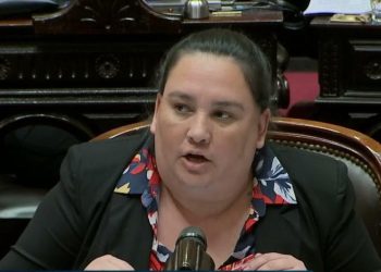 Parola a Paoltroni: «Debe capacitarse para no pasar vergüenza cada vez que le ponen un micrófono adelante”