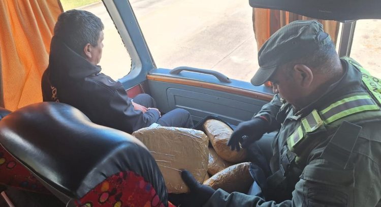 Gendarmes secuestraron marihuana en un micro que partió de Formosa