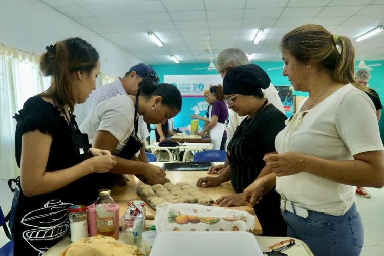 Escuela de artes y oficios: Continúa a buen ritmo el curso de auxiliar de panadería